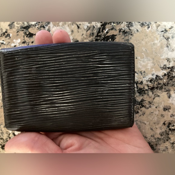 Louis Vuitton VINTAGE Epi 6 Key Holder in a beautiful noir color. - Picture 2 of 12
